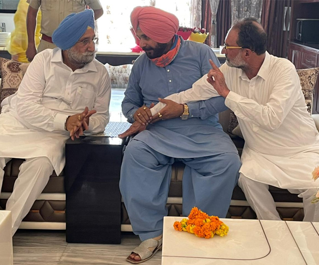 Navjot Sidhu arrives Khanna