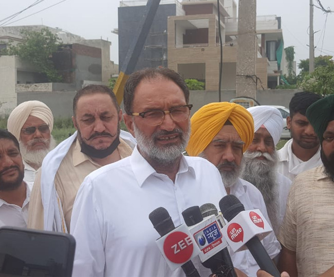 Navjot Sidhu arrives Khanna