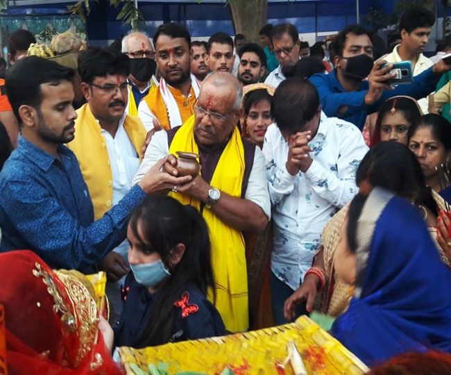 पूरे देश में मनाया जा रहा है लोक आस्था का पर्व छठ, व्रतियों ने अस्ताचल सूर्य को दिया अर्घ्य