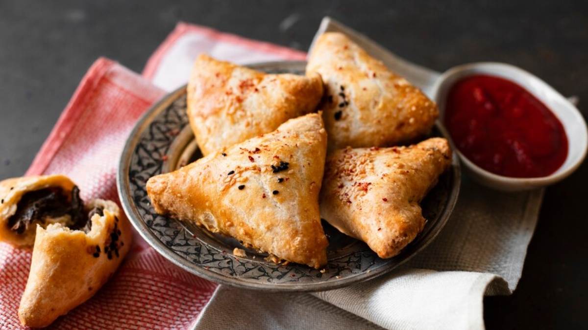 https://www.jagranimages.com/images/newimg/khanakhazana/02_2024-chicken_puffs.jpg