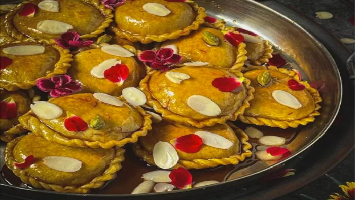Holi 2023 Recipe: गुजिया से अलग इस बार होली पर मेहमानों को सर्व करें चंद्रकला, जो स्वाद में है नंबर वन