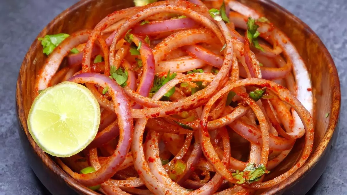 Masala Pyaz Salad: खाने के साथ शामिल करें मसाला प्याज सलाद, दो से ज्यादा न खाने वाले भी खा जाएंगे चार रोटी