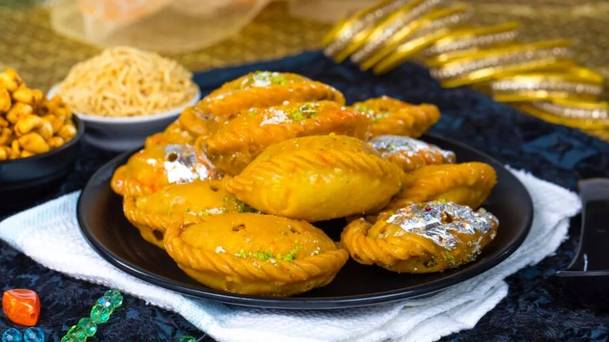 Chocolate Gujiya: होली के त्योहार को बनाना है दो गुना मजेदार, तो बनाएं ये टेस्टी चॉकलेट गुजिया