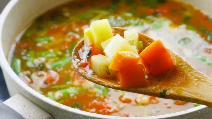 हर घूंट में स्वाद और पोषण का ख्याल रखता है Mix Vegetable Soup, नोट करें इसे बनाने की आसान रेसिपी