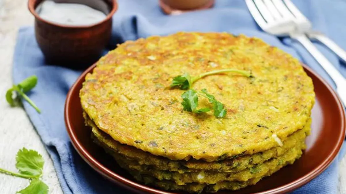 Aloo Cheela: हसबैंड या बच्चों के टिफिन के लिए बनाएं क्रिस्पी आलू चीला, इस आसान विधि से करें तैयार