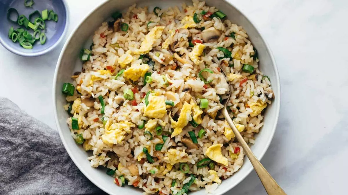 Egg Fried Rice: सुबह के नाश्ते में झटपट बनाएं एग फ्राइड राइस, बेहद आसान है इसकी रेसिपी