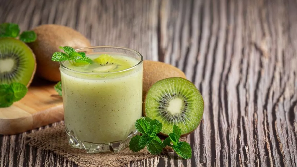 Kiwi Lemonade: गर्मी में खुद को कूल रखने के लिए बनाएं टेस्टी कीवी लैमोनेड