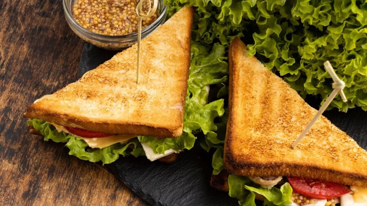 Corn Sandwich: सुबह ब्रेकफास्ट में बनाएं कॉर्न सैंडविच, स्वाद के साथ एनर्जी से भी है भरपूर