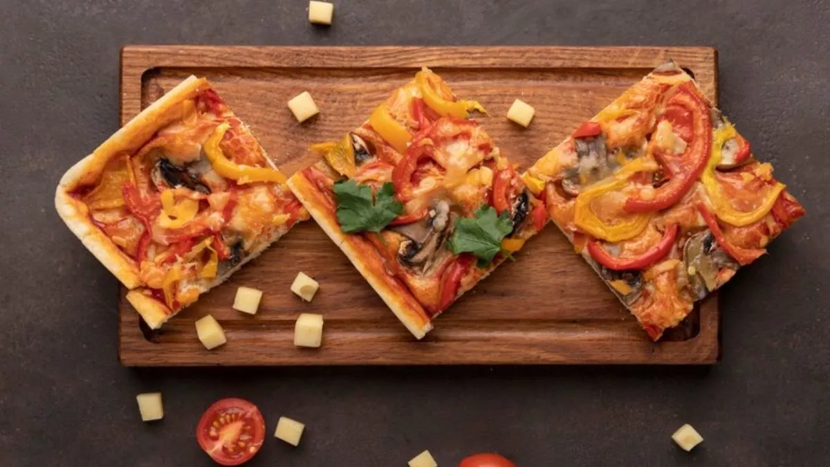 Pizza Toast: नहीं हैं बाहर का पिज्जा खाने के पैसे, तो घर पर 100 रूपए के अंदर बनाएं ये पिज्जा टोस्ट