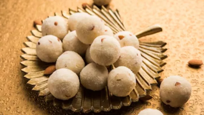 खाने में बेहद स्वादिष्ट लगता है सूजी का लड्डू, इसे बनाना भी है बेहद आसान; जरूर करें ट्राई