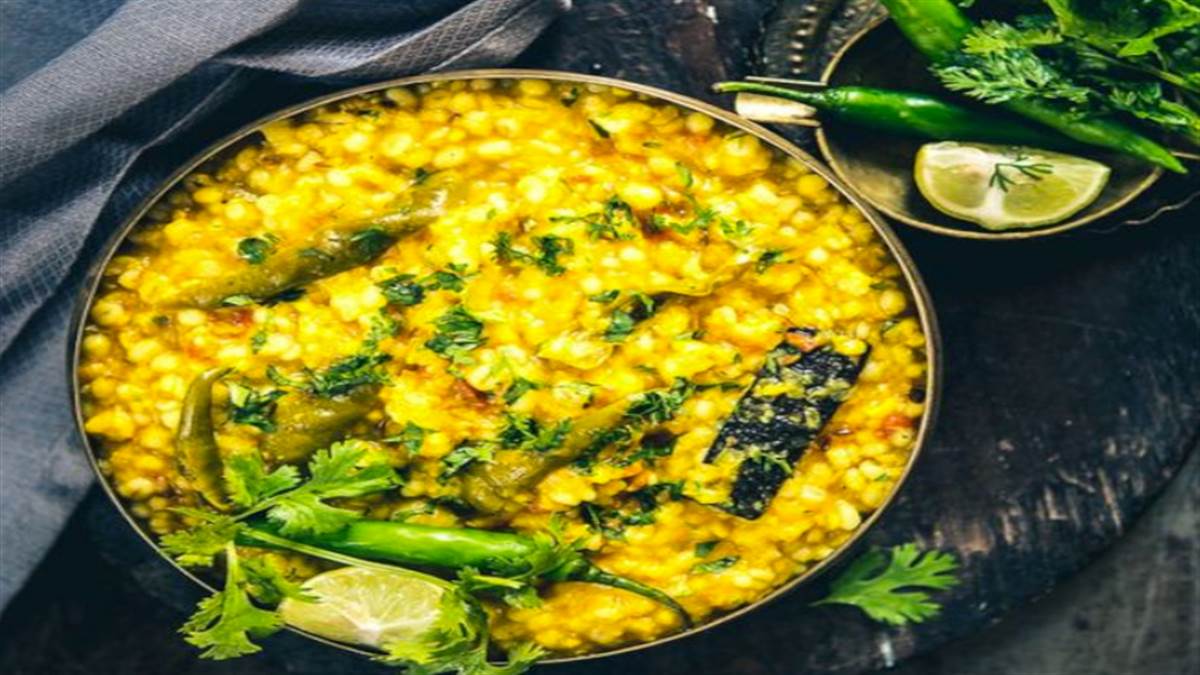 बैचलर्स के लिए सबसे आसान और टेस्टी लंच एंड डिनर रेसिपी है 'स्पाइसी मूंग दाल खिचड़ी'