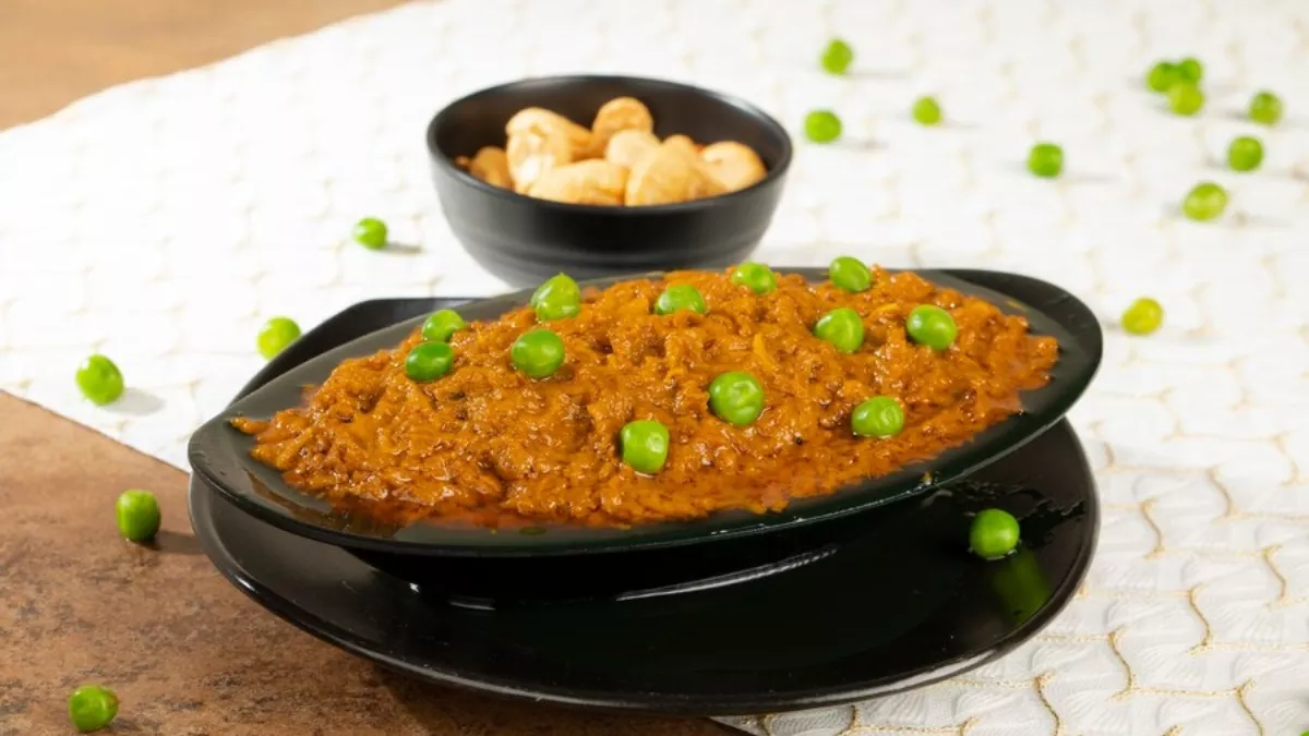 अलग तरीके से बनाना चाहते हैं चिकन, तो इस बार डिनर में ट्राई करें Chicken Keema Matar