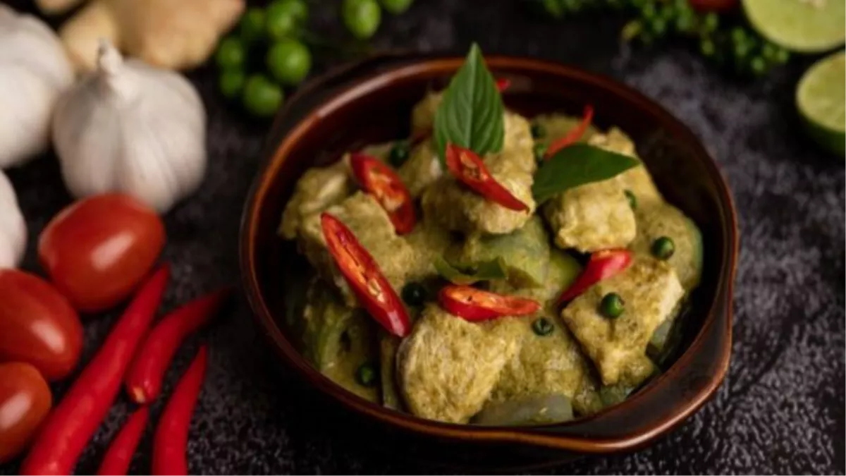 Green Thai Chicken Curry: लंच में ट्राई करें शानदार चिकन थाई करी, जानें इसे बनाने की आसान रेसिपी