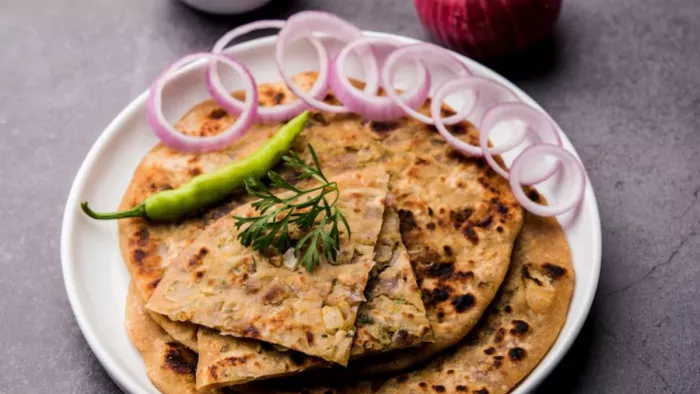 लंच में इस रेसिपी से बनाएं प्याज का पराठा, स्वाद चखकर हर कोई पूछेगा- 'स्टफिंग में क्या डाला है?'