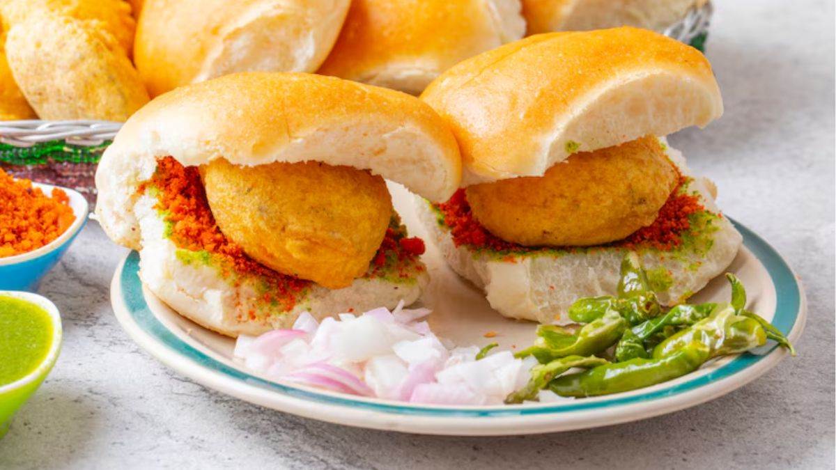 https://www.jagranimages.com/images/newimg/khanakhazana/05_2025-Vada_PavRecipe.jpg