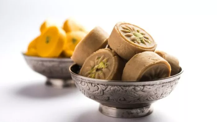 घर पर भी बना सकते हैं हलवाई जैसा केसर पेड़ा, बस जान लें इसे बनाने की आसान रेसिपी