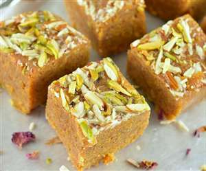 वीकेंड पर बनाएं बेहद टेस्टी 'कोकोनट मोहन पाक'