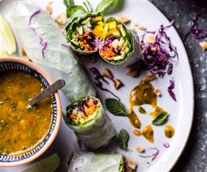 स्नैक्स में सर्व करने के लिए जबरदस्त रेसिपी है 'मैंगो रोल्स विद वॉलनट-जिंजर डिपिंग सॉस'