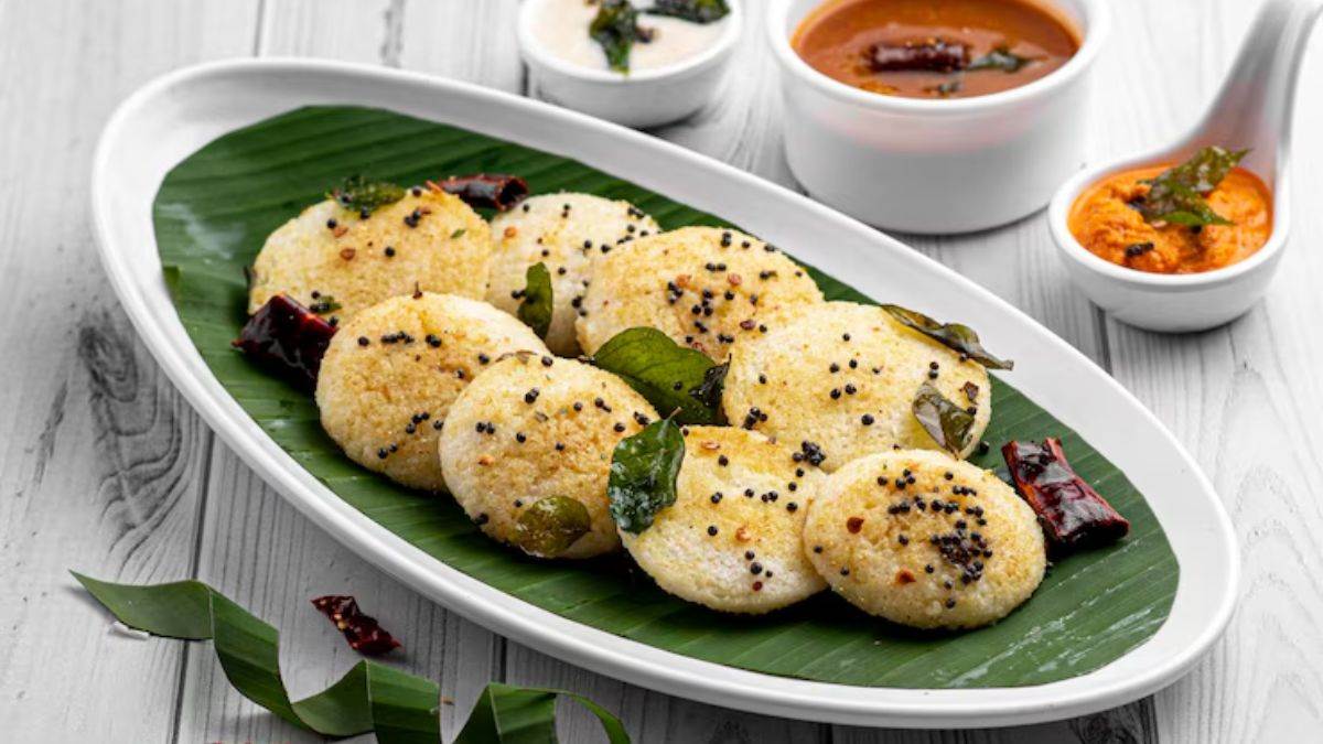 if you are bored of eating plain idli then give it a spicy tadka even children will demand to eat it again and again