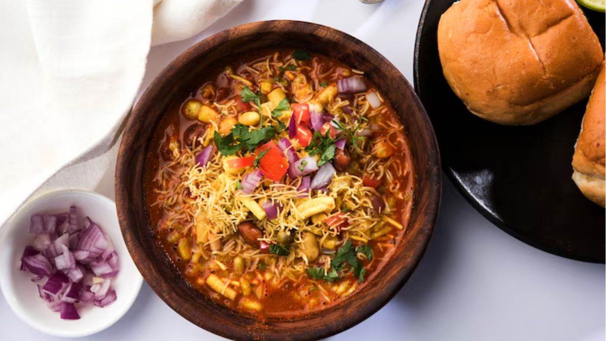 https://www.jagranimages.com/images/newimg/khanakhazana/06_2025-Misal_Pav.jpg