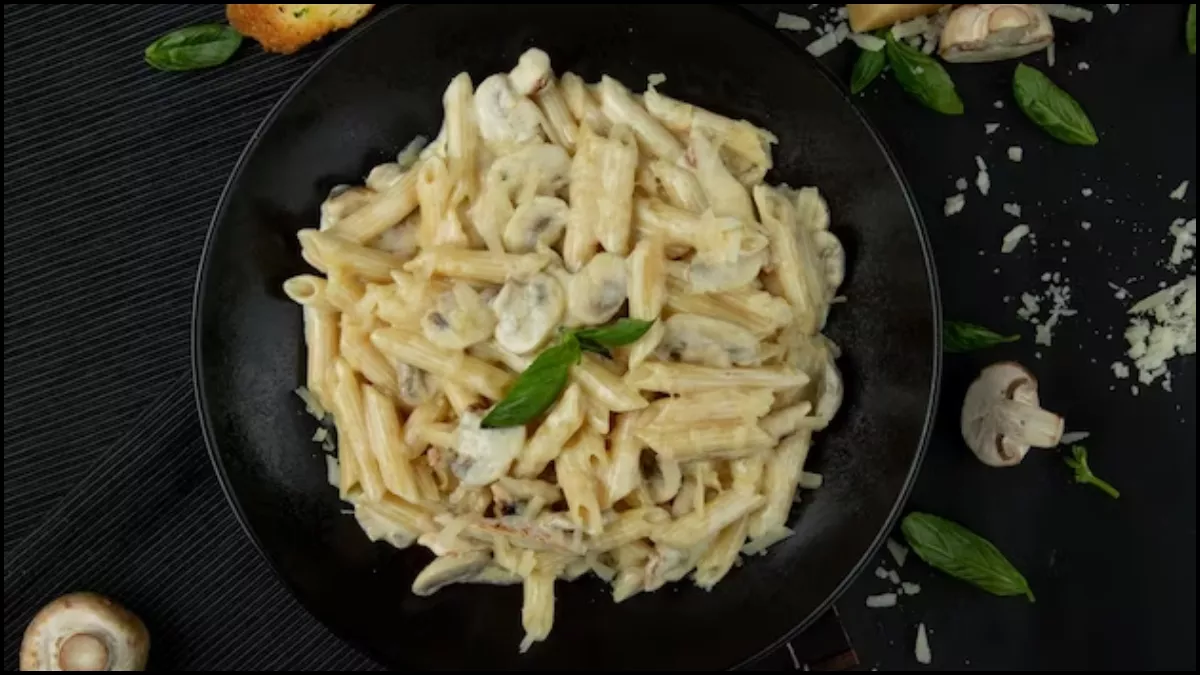 घर पर बिना टमाटर बनाएं क्रीमी गार्लिक मशरूम पास्ता, बस फॉलो करें ये आसान रेसिपी