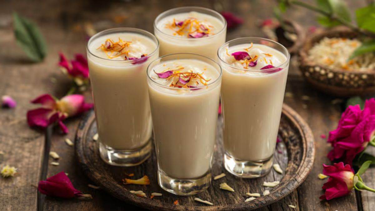 https://www.jagranimages.com/images/newimg/khanakhazana/07_2025-Saffron_pistachio_lassi_recipe.jpg