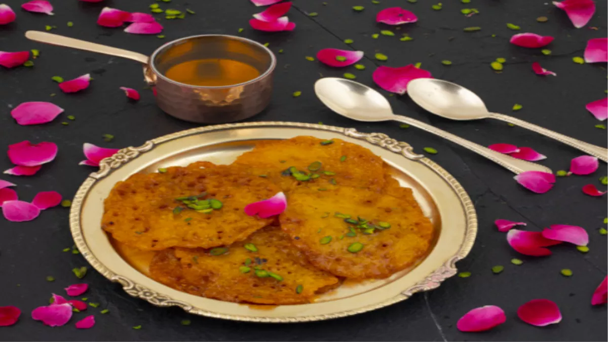 सावन में भगवान श‍िव को जरूर लगाएं मालपुए का भोग, नोट कर लें आसान रेस‍िपी