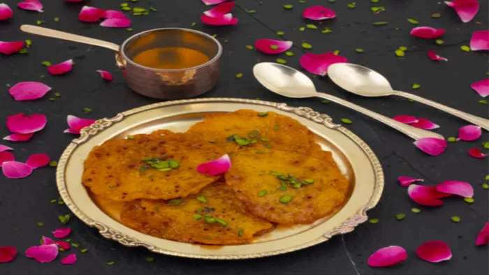 सावन में भगवान शिव को जरूर लगाएं मालपुए का भोग, नोट कर लें आसान रेसिपी