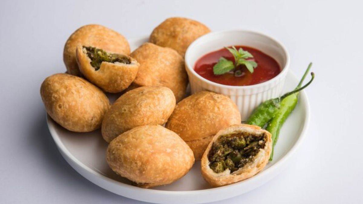 https://www.jagranimages.com/images/newimg/khanakhazana/07_2025-matar_kachori_Recipe.jpg
