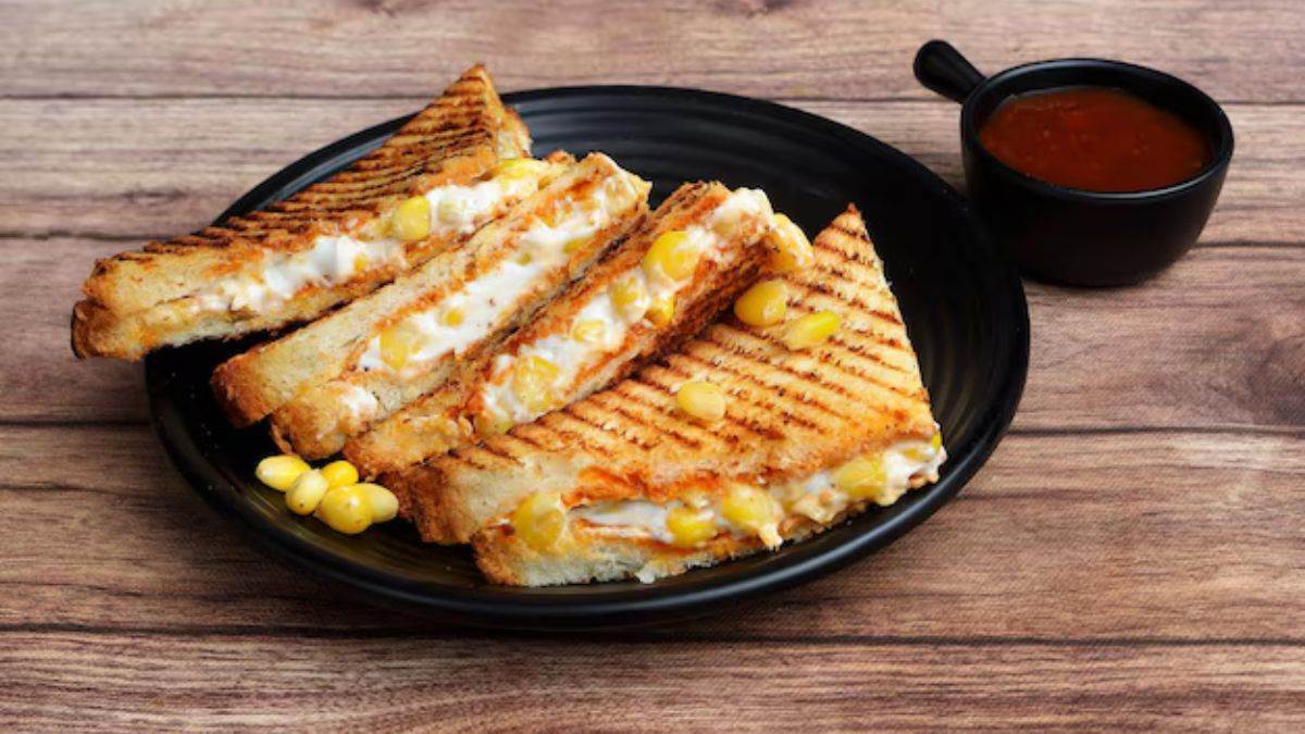 https://www.jagranimages.com/images/newimg/khanakhazana/07_2025-paneer_corn_sandwich.jpg