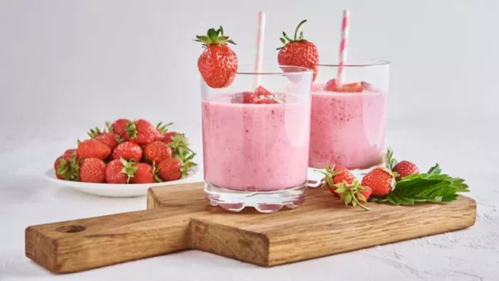 सिपंल लस्सी तो सभी पीते हैं, एक बार ट्राई करें Strawberry Lassi; स्वाद में नहीं रहेगी कोई कमी