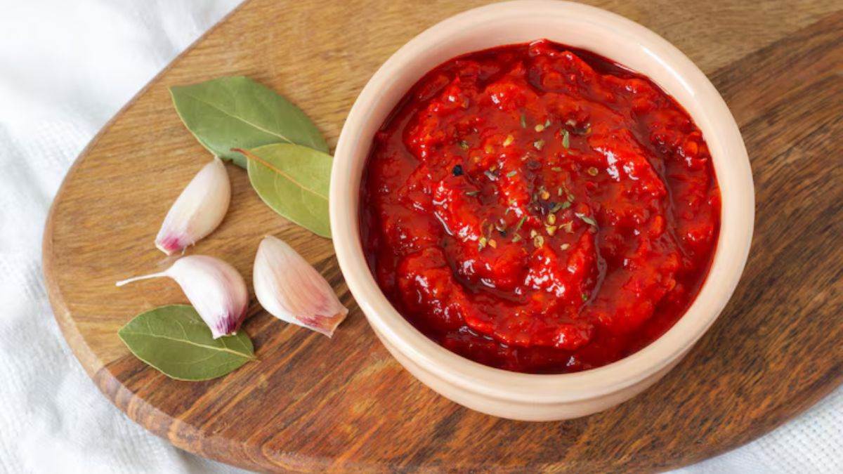 https://www.jagranimages.com/images/newimg/khanakhazana/07_2025-tomato_garlic_chutney.jpg