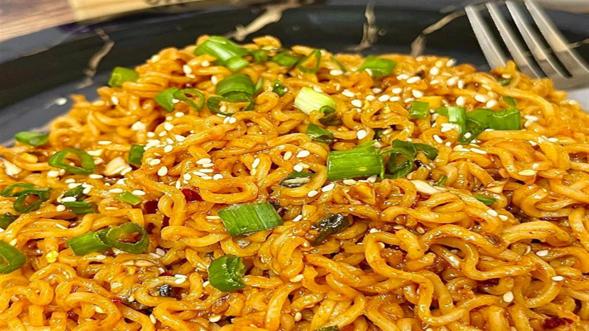 https://www.jagranimages.com/images/newimg/khanakhazana/08_2023-korean_inspired_maggi.jpg