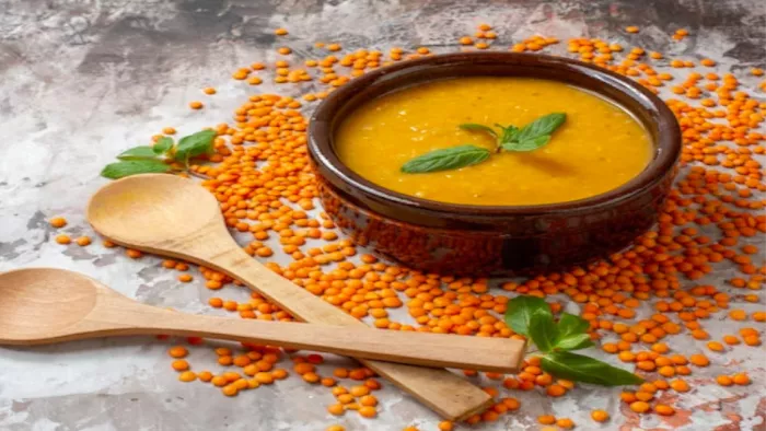 मोटापा कम करने के साथ ही इम्युनिटी बढ़ाने में भी बेहद फायदेमंद 'Turmeric- Lentil Soup'