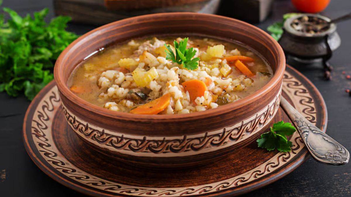 https://www.jagranimages.com/images/newimg/khanakhazana/08_2025-Barley_Soup_Recipe_for_weight_loss.jpg