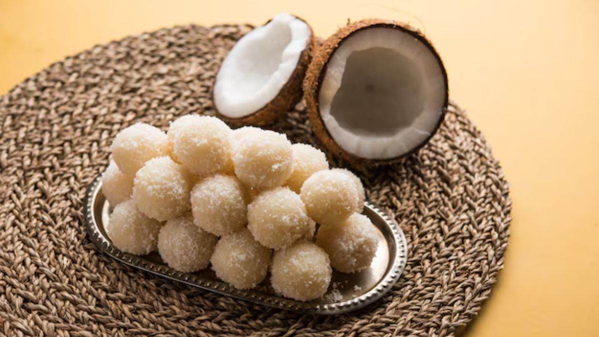 https://www.jagranimages.com/images/newimg/khanakhazana/08_2025-coconut_laddu.jpg