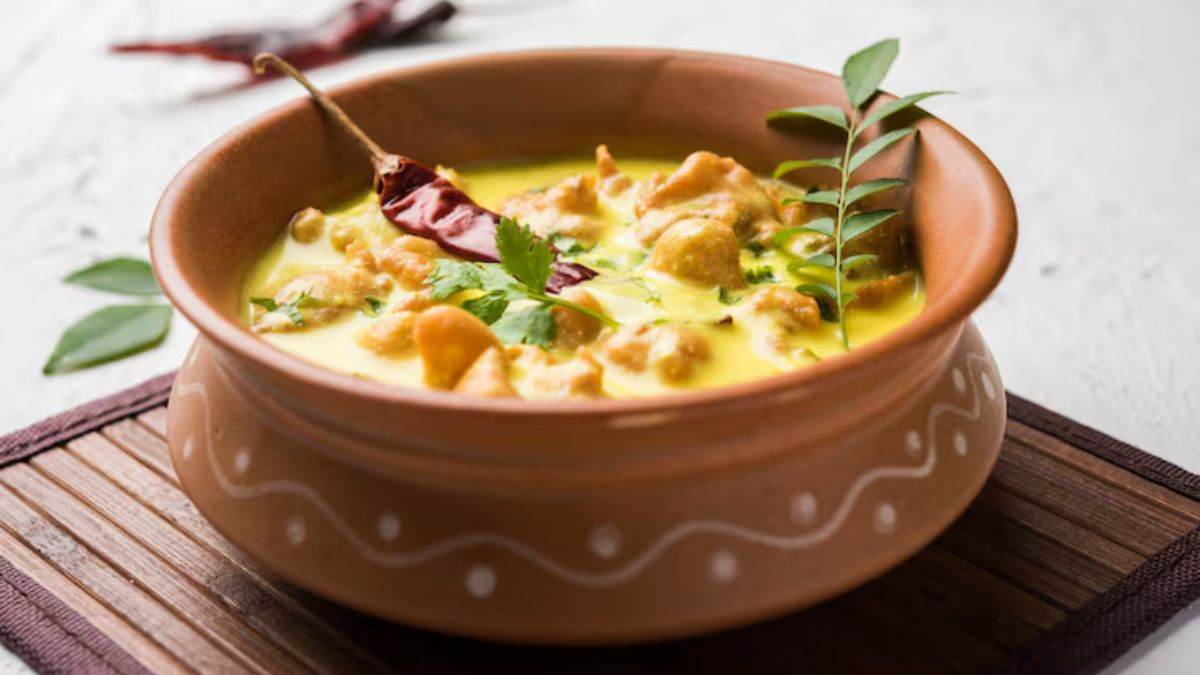 https://www.jagranimages.com/images/newimg/khanakhazana/08_2025-kadhi_Pakode.jpg