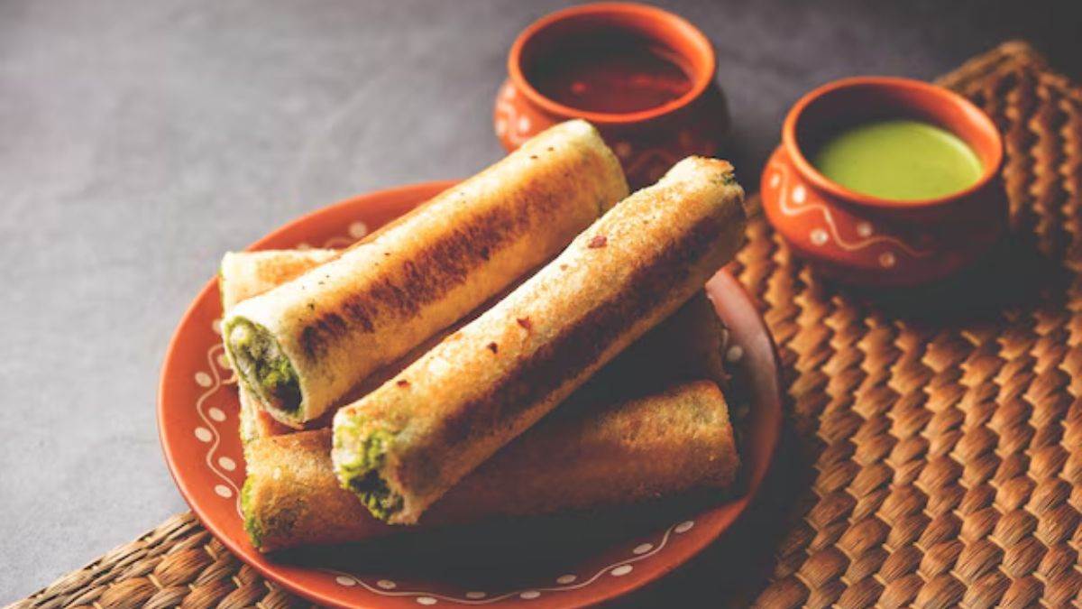 https://www.jagranimages.com/images/newimg/khanakhazana/08_2025-paneer_schezwan_bread_roll.jpg