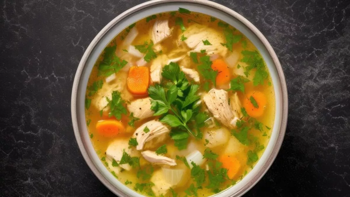 रेस्टोरेंट स्टाइल में घर पर बनाएं चिकन सूप