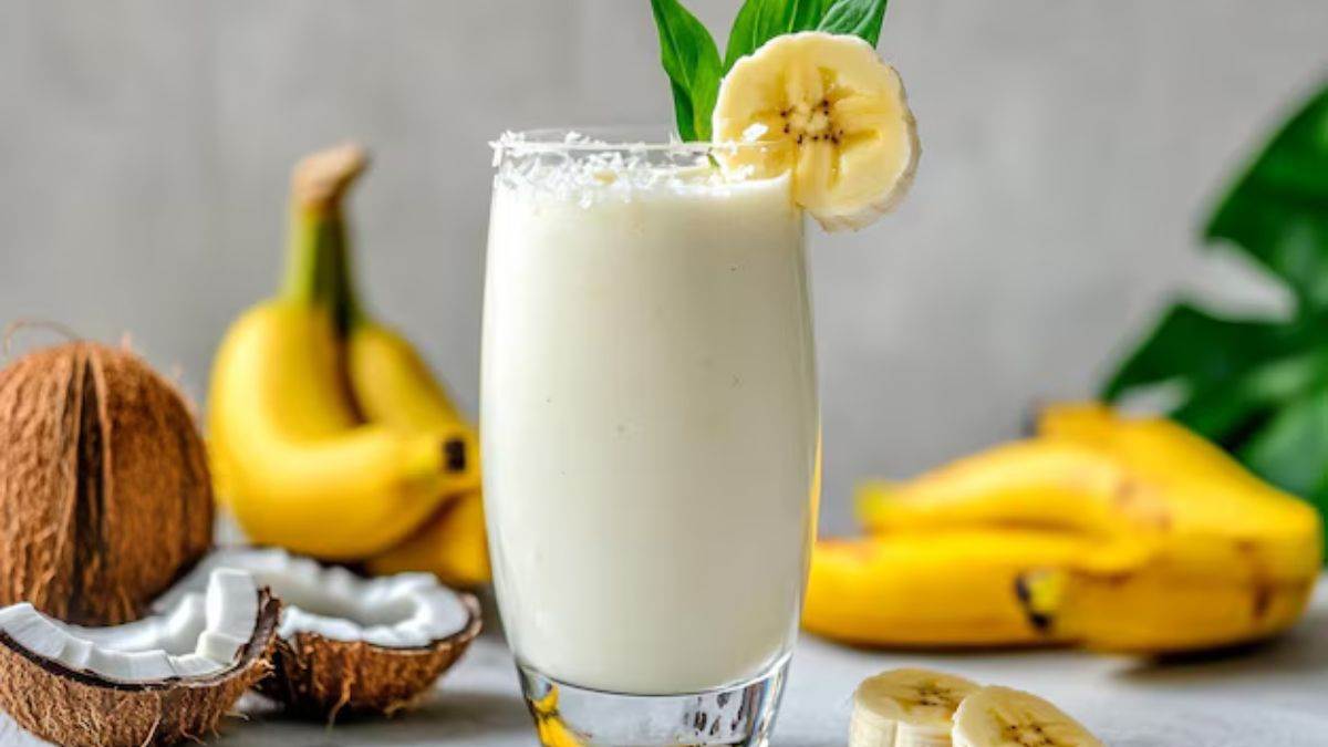 https://www.jagranimages.com/images/newimg/khanakhazana/09_2025-Banana_Coconut_Smoothie.jpg