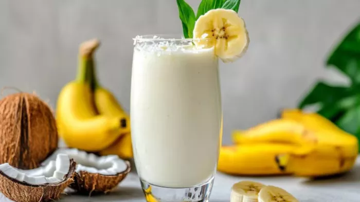 हेल्दी ब्रेकफास्ट के लिए बेस्ट ऑप्शन है Banana Coconut Smoothie, इस रेसिपी से मिनटों में करें तैयार