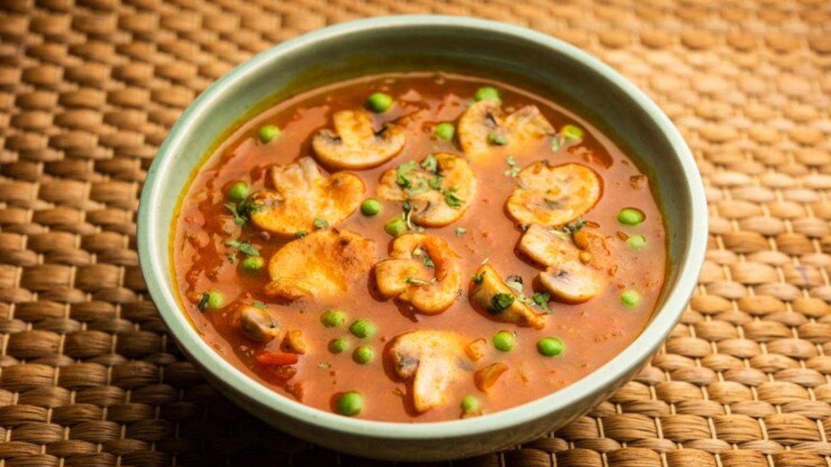 https://www.jagranimages.com/images/newimg/khanakhazana/09_2025-Muttar_Mushroom_sabzi.jpg