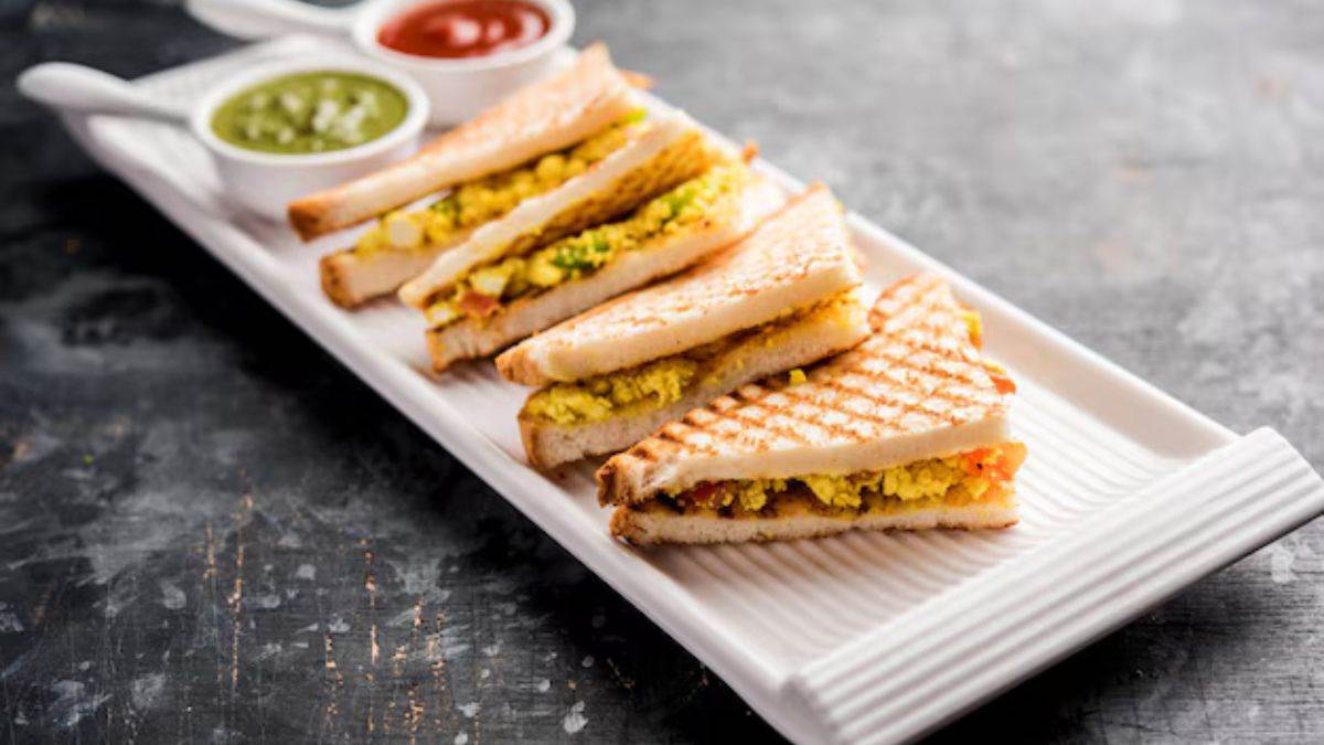 https://www.jagranimages.com/images/newimg/khanakhazana/09_2025-Paneer_Bhurji_Sandwich.jpg