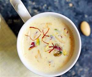 व्रत में बॉडी को हाइड्रेट रखने के लिए पिएं 'केसर बादाम मिल्कशेक'