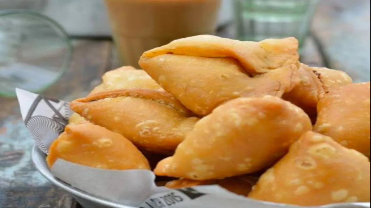 Diwali Recipe: दिवाली में मेहमानों को सर्व करने के लिए नमकीन डिशेज़ में बेस्ट ऑप्शन है 'मूंग दाल स्टफ्ड समोसा'