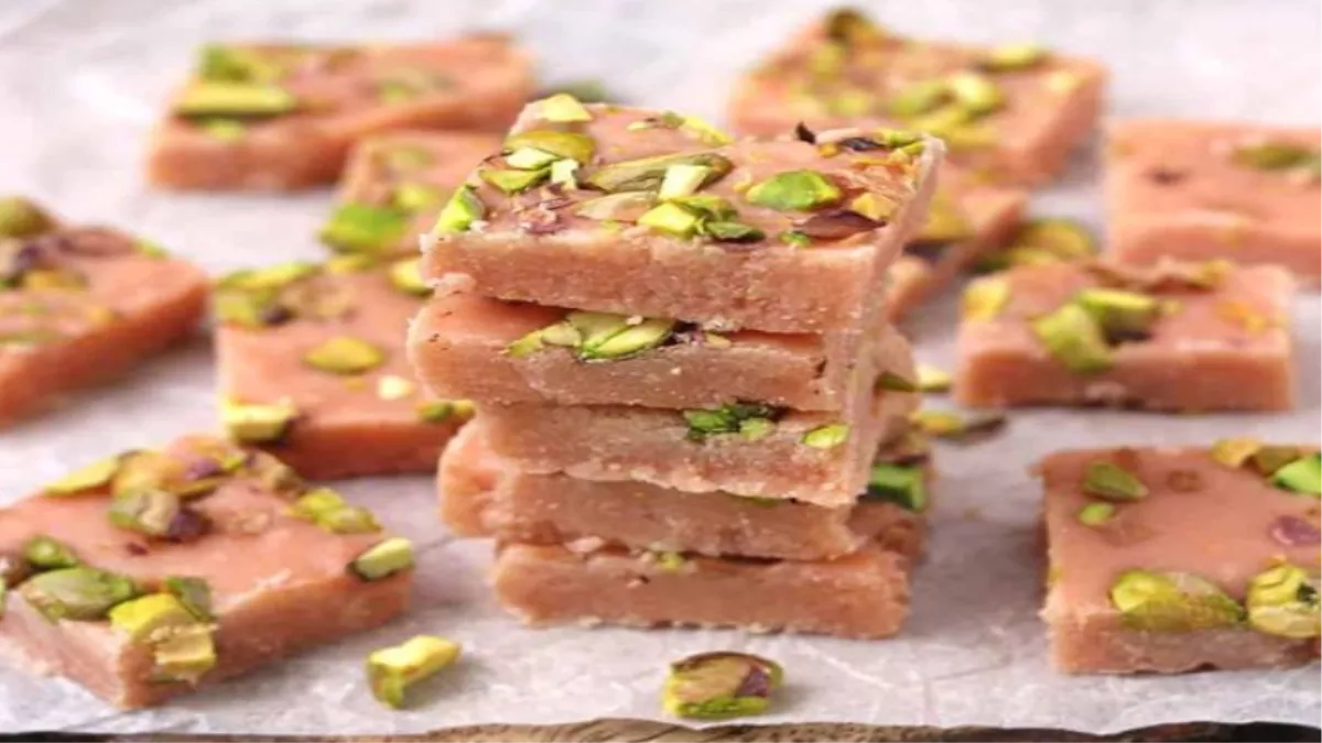 Diwali Special: बाहर की मिलावटी मिठाइयां खाने से बेहतर घर में बनाएं शुद्ध 'Rose Barfi'