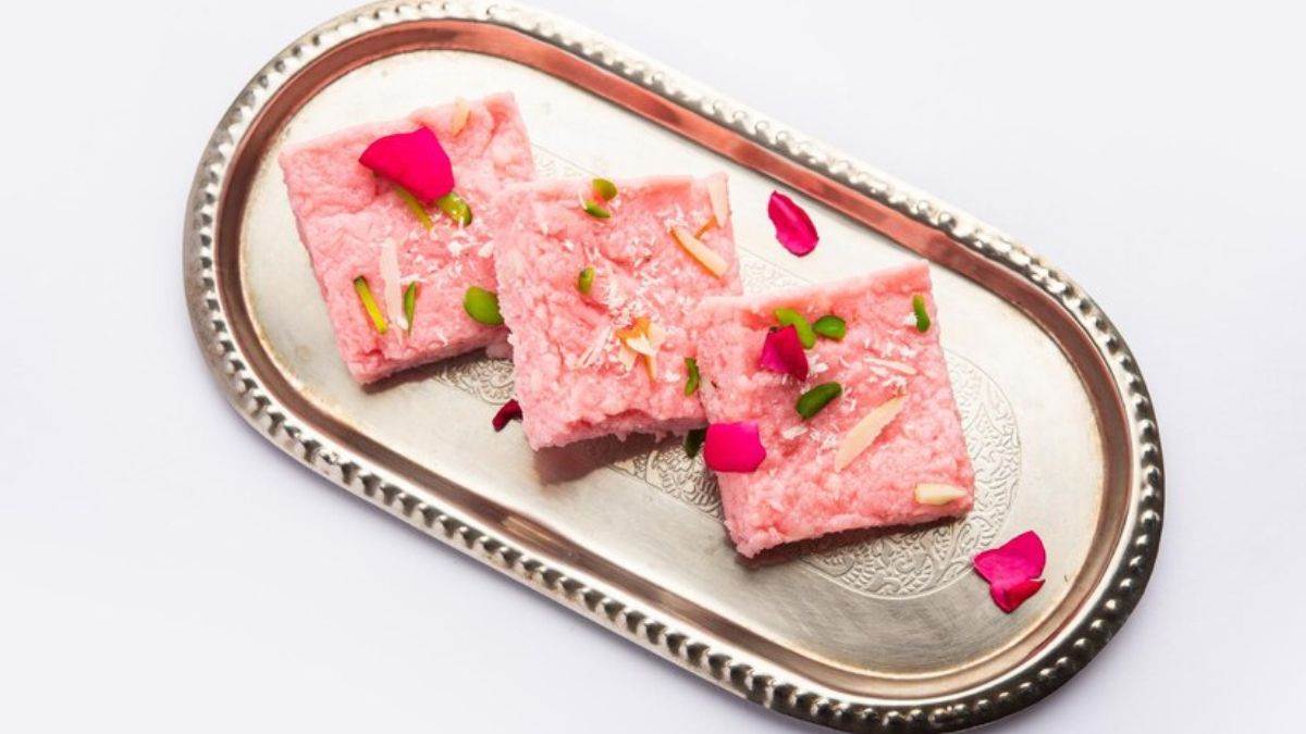 https://www.jagranimages.com/images/newimg/khanakhazana/11_2023-Gulab_Coconut_Barfi.jpg
