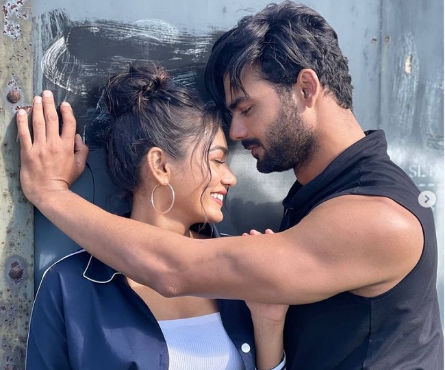 Khatron Ke Khiladi 11 फेम विशाल आदित्य सिंह और सना मकबूल की रोमांटिक फोटोज़ वायरल  