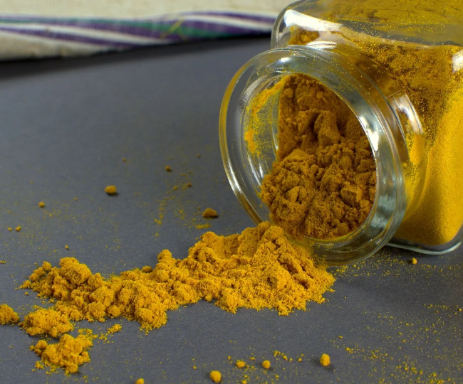 स्वाद ही नहीं बल्कि सेहत और सौंदर्य के लिए भी कमाल की चीज़ है हल्दी  