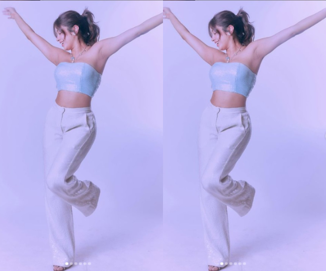 Rhea Kapoor के वेडिंग रिसेप्सन में दिखा जाह्नवी कपूर का अलग लुक, ब्लू टॉप और व्हाइट पैंट में दिखीं  